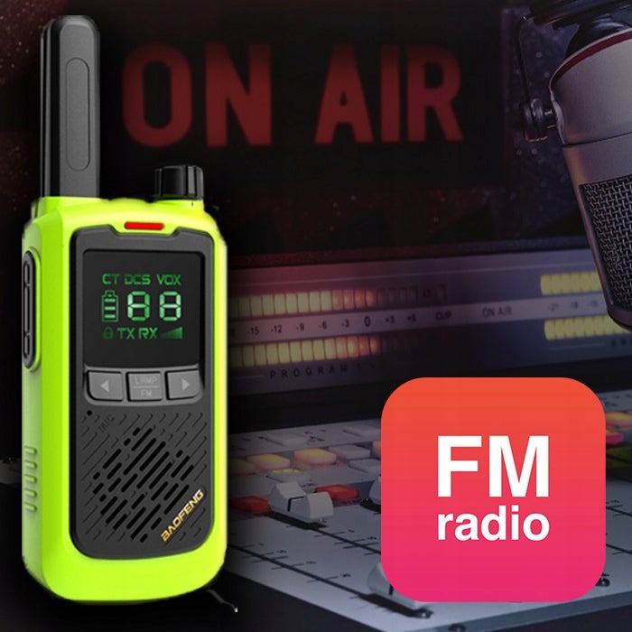 Infografika funkcji radia FM - zielona krótkofalówka Baofeng T17 na tle studia radiowego z napisem ON AIR i ikoną FM radio
