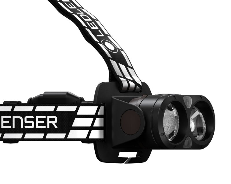 Zbliżenie na głowicę czarnej latarki czołowej Led Lenser H19R Signature z dwiema soczewkami i przyciskiem