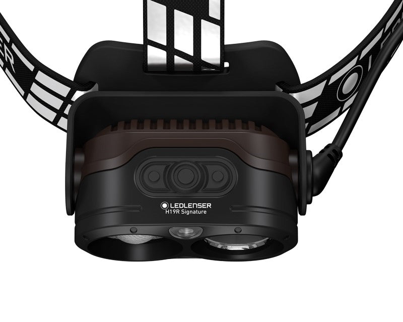 Zbliżenie na głowicę czarnej latarki czołowej Led Lenser H19R Signature z logo LEDLENSER H19R Signature, czujnikiem i dwiema soczewkami