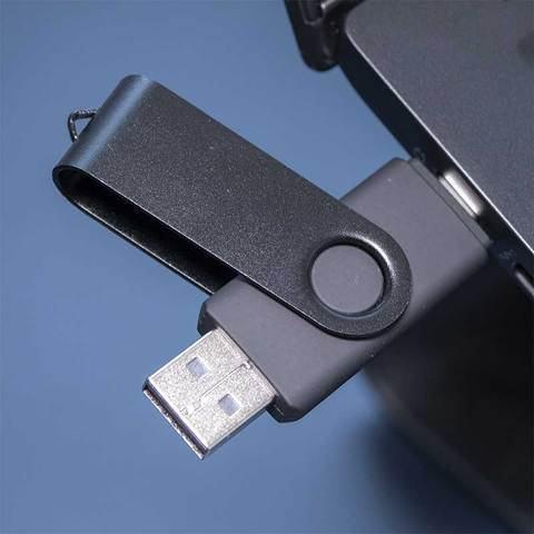 Чёрный BadUSB MalDuino 3 с выдвинутым штекером USB-A и поворотным металлическим корпусом