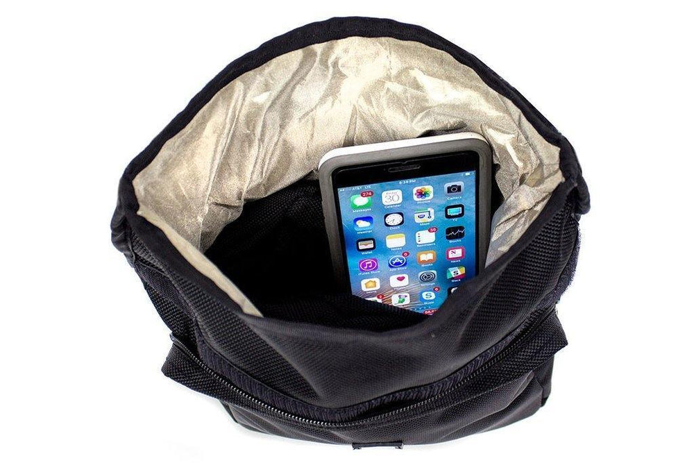 Offene schwarze Mission Darkness Molle Faraday-Tasche mit einem Smartphone darin - silberne innere Abschirmschicht sichtbar