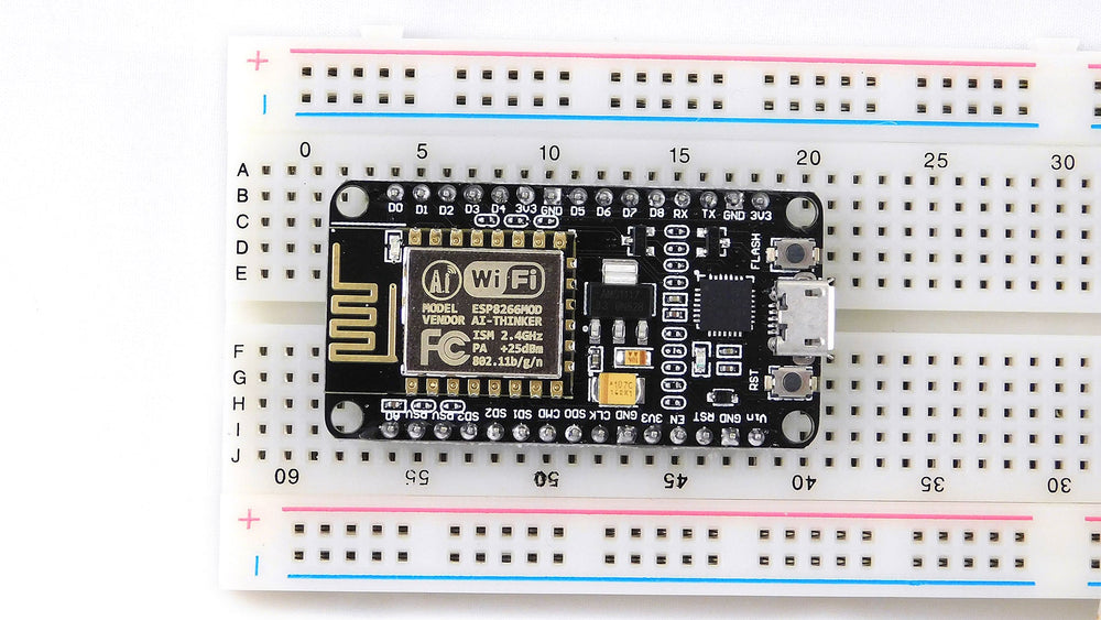 Nahaufnahme des NodeMCU-Boards auf einem Breadboard - das ESP8266MOD AI-Thinker Modul, die PCB-Antenne und die beschrifteten Pins