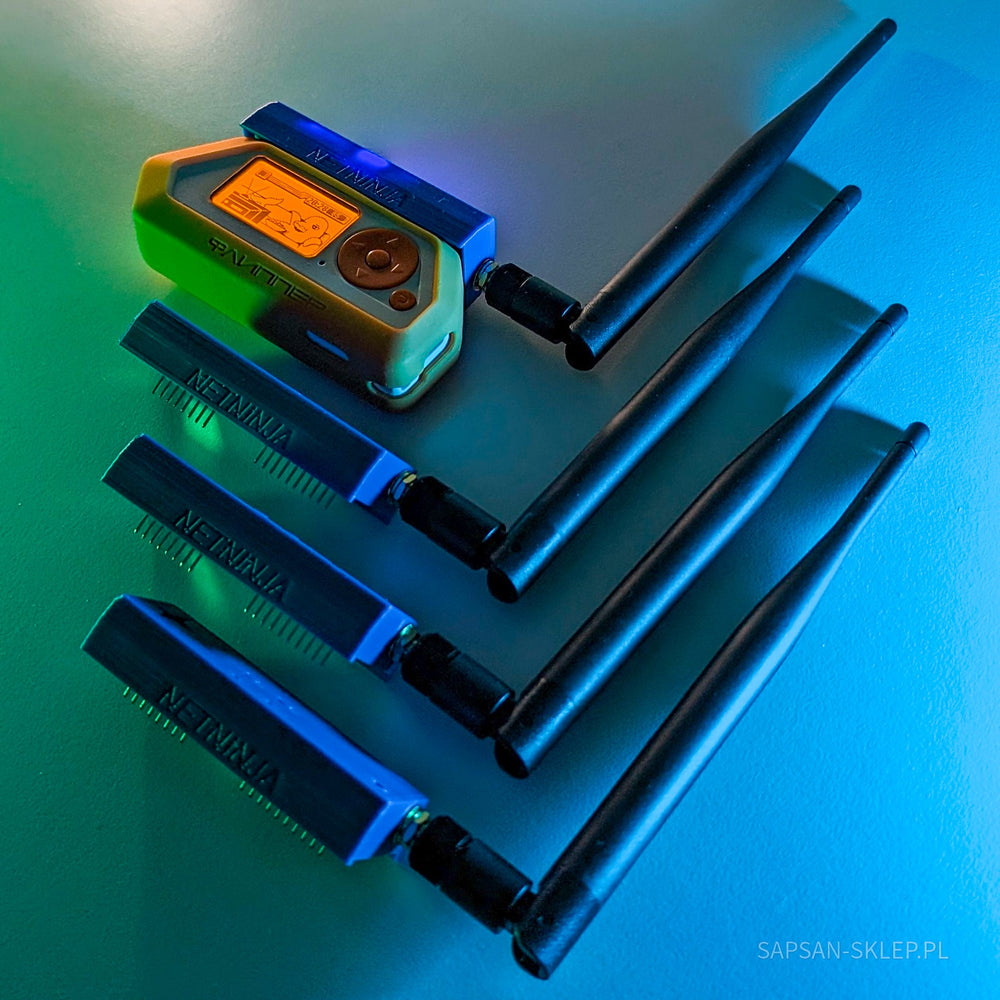 Vier NetNinja-Module diagonal angeordnet in grün-blauem Licht - jedes im 3D-Druck gefertigte Gehäuse mit einer NETNINJA-Aufschrift, Stiftleisten und einer schwarzen Antenne, das obere Modul mit einem Flipper Zero in einem grau-grünen Gehäuse verbunden, auf dem Bildschirm ein Delfin-Maskottchen, das SAPSAN-SKLEP.PL-Wasserzeichen