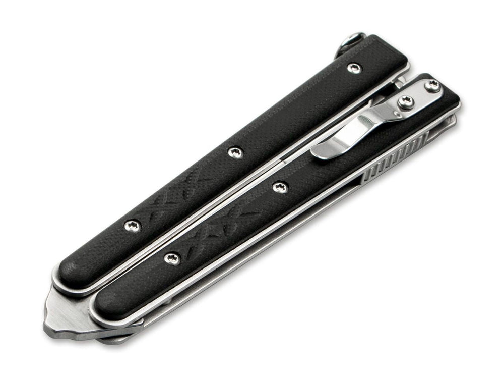 Böker Plus Balisong Tactical in der kleinen Version in geschlossener Position auf weißem Hintergrund - schwarze G10-Schalen über Stahl-Linern, eine geschlossene Verriegelung, ein stählerner Taschenclip und Torx-Schrauben