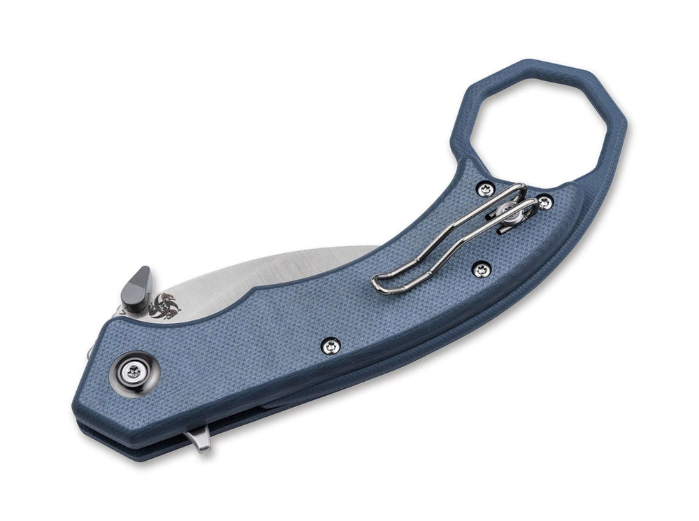 Zusammengeklapptes Böker Plus HEL Karambit in Blaugrau von der Clip-Seite - blaugrauer G10-Griff mit achteckigem Ring, Draht-Taschenclip und herausragendem Flipper, auf weißem Hintergrund
