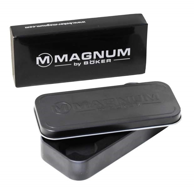 Magnum Messerverpackung - schwarze MAGNUM by BÖKER Box und eine schwarze Metalldose mit geprägtem Magnum-Logo