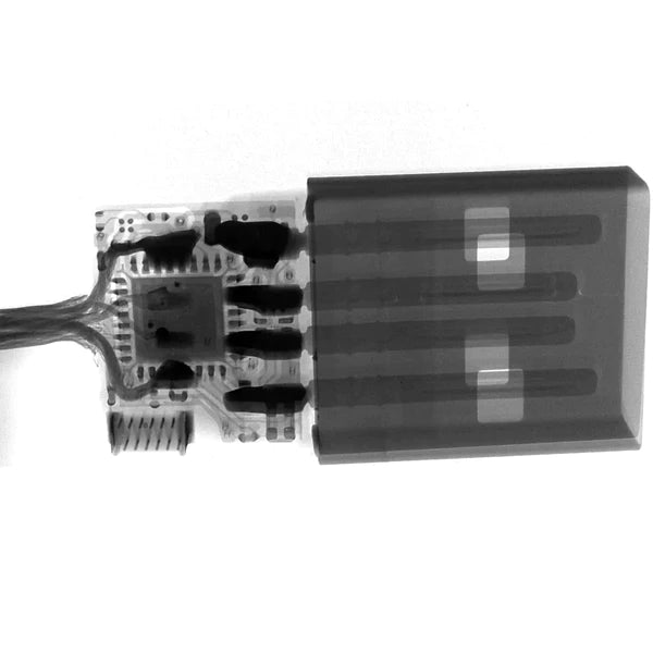 Zdjęcie rentgenowskie wtyku USB-A kabla O.MG ukazujące ukryty układ elektroniczny w środku