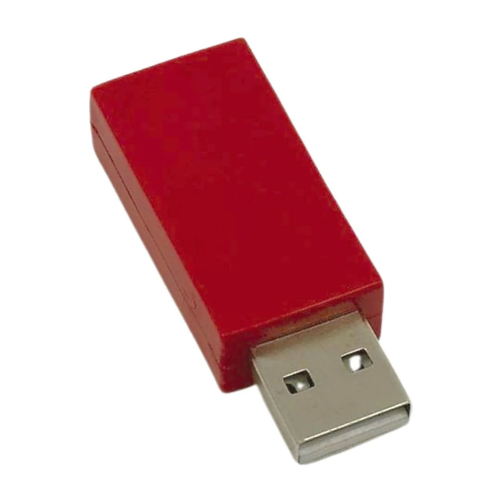 Adaptér O.MG Unblocker v červené barvě - malý červený průchozí USB adaptér s konektorem USB-A, pohled pod úhlem na bílém pozadí