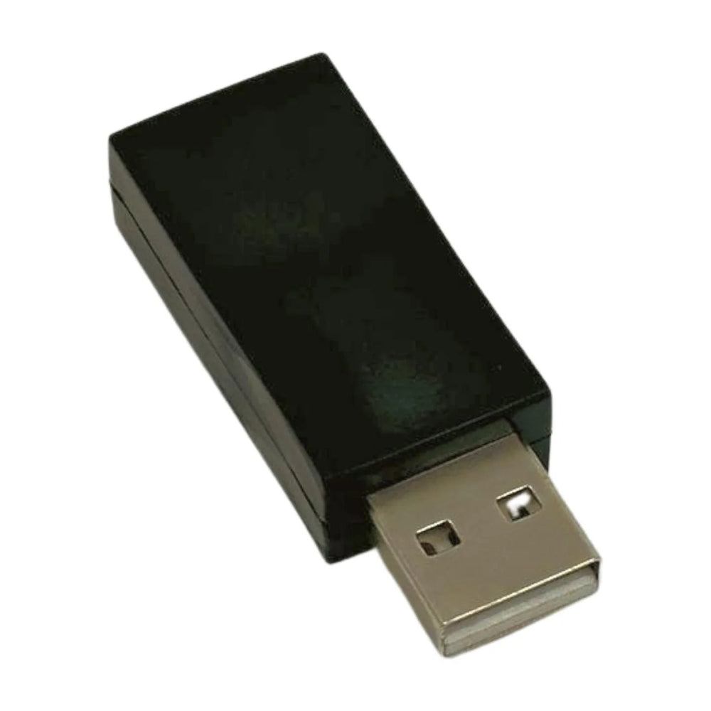 Adaptér O.MG Unblocker v černé barvě - malý černý průchozí USB adaptér s konektorem USB-A, pohled pod úhlem na bílém pozadí