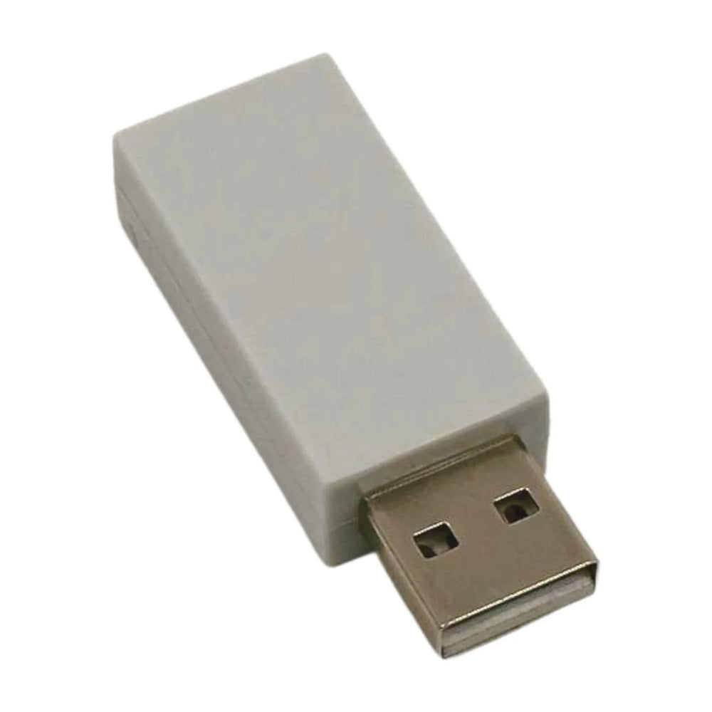 Adaptér O.MG Unblocker v bílé barvě - malý bílý průchozí USB adaptér s konektorem USB-A, pohled pod úhlem na bílém pozadí