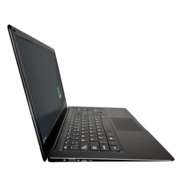 Laptop Pinebook Pro z boku - smukła czarna obudowa, klawiatura, touchpad i porty boczne (USB-A, USB-C), na białym tle