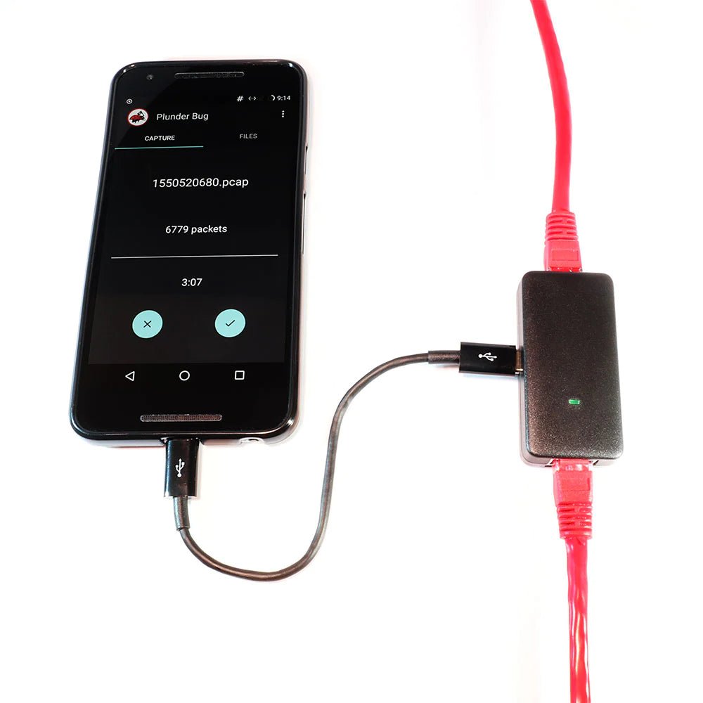 Plunder Bug Hak5, подключённый последовательно к красному Ethernet-кабелю и по USB к смартфону на Android - на экране приложение Plunder Bug с именем файла .pcap, счётчиком 6779 пакетов и таймером 3:07, на белом фоне