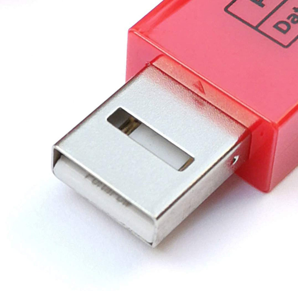 Zbliżenie na wtyk USB-A czerwonego adaptera PortaPow Data Blocker, widoczne tylko styki zasilania