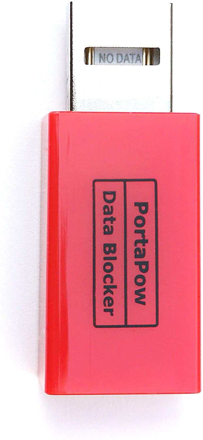 Czerwony adapter USB-A PortaPow Data Blocker z widocznym wtykiem z oznaczeniem NO DATA, odłączone styki danych