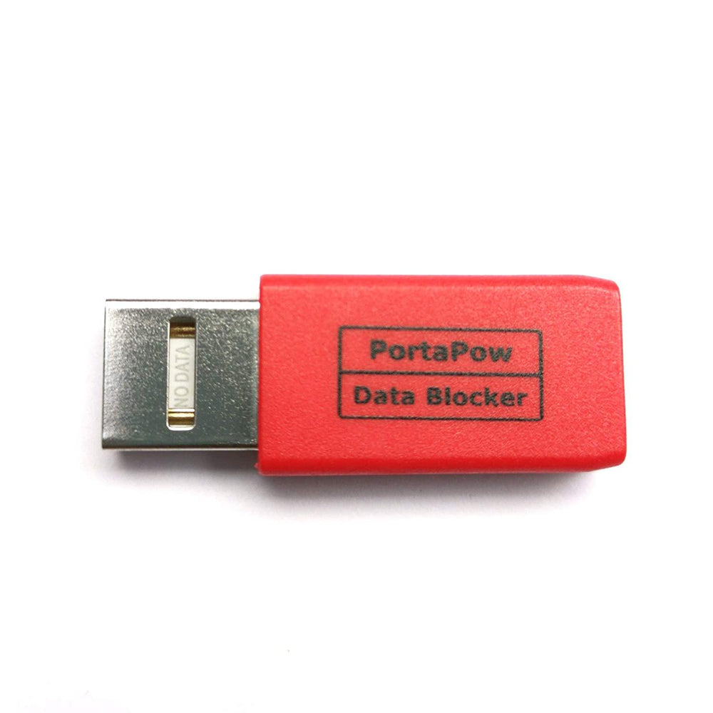 Zbliżenie czerwonego adaptera PortaPow gen. 3 Data Blocker USB-A do C z oznaczeniem NO DATA na stykach wtyku USB-A