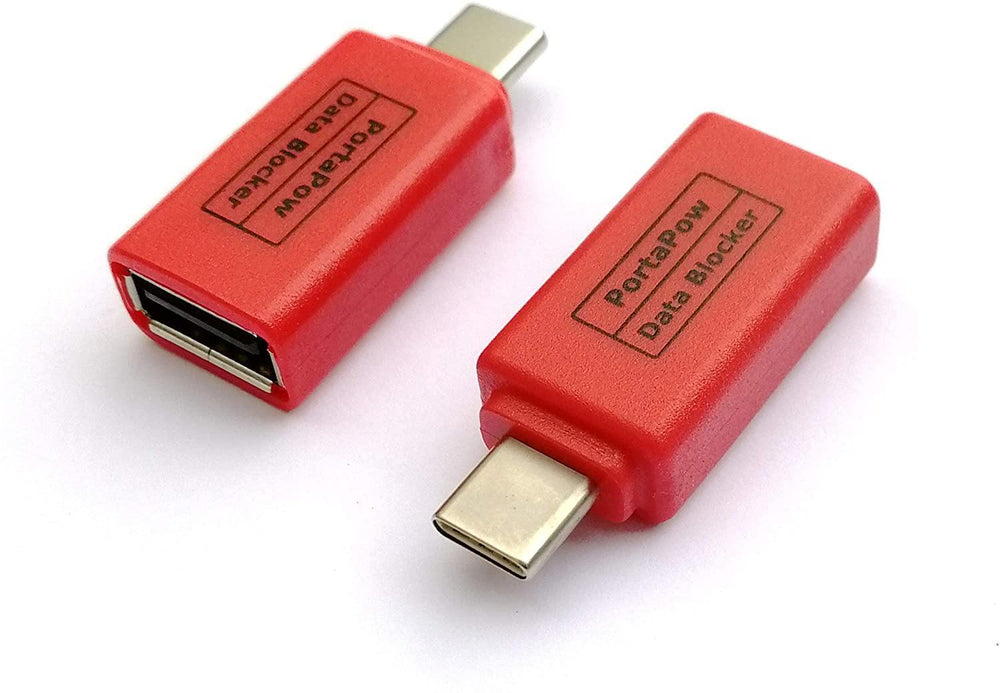 Dwa czerwone adaptery PortaPow gen. 3 Data Blocker USB-C do A - widoczny wtyk USB-C i gniazdo USB-A, na białym tle