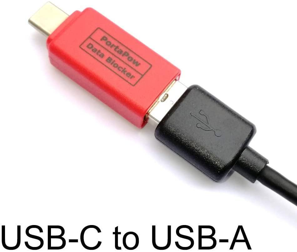 Czerwony adapter PortaPow gen. 3 Data Blocker USB-C do A z wpiętym czarnym kablem USB-A - podpis USB-C to USB-A