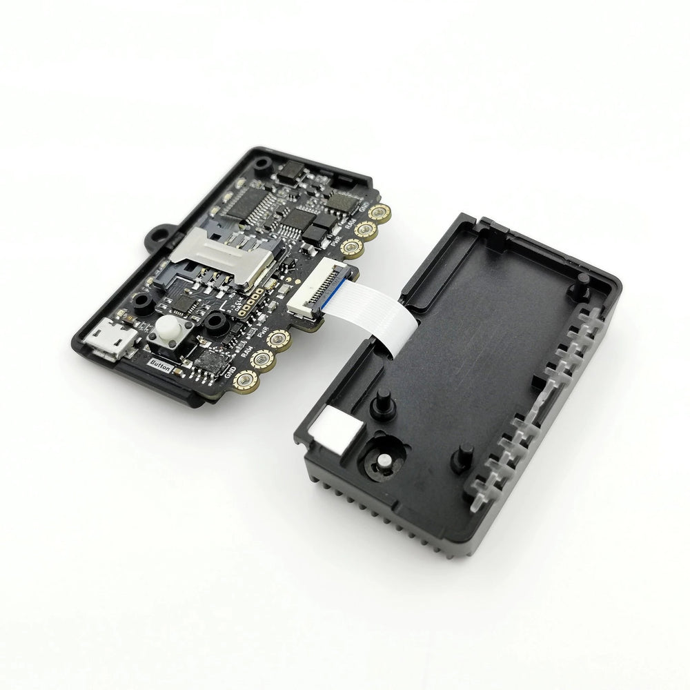 Proxmark 3 RDV4 Platine aus dem schwarzen Gehäuse genommen - Micro-USB-Anschluss, ein weißer Taster, ein SIM/SD-Slot, GPIO-Pins und ein weißes FPC-Kabel sichtbar, daneben die offene Gehäuseschale