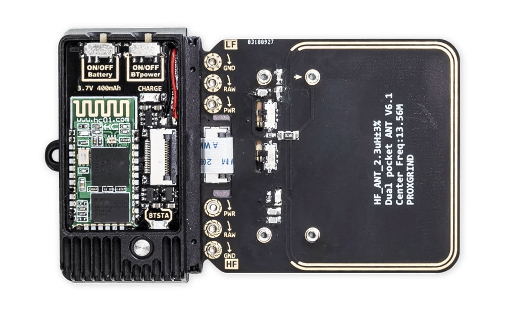 Blueshark-Modul im schwarzen Gehäuse verbunden mit einer schwarzen HF-Antennenplatine, Dual pocket ANT V6.1 - Draufsicht mit LF- und HF-Beschriftungen und GND-, RAW-, PWR-Pins