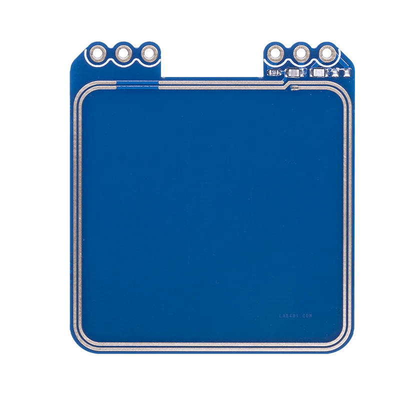 Die Rückseite einer blauen quadratischen Proxmark 3 HF-Antenne - nur die goldene Schleifenbahn am Rand, zwei dreifache Goldpads und ein paar SMD-Bauteile oben, ohne Beschriftung