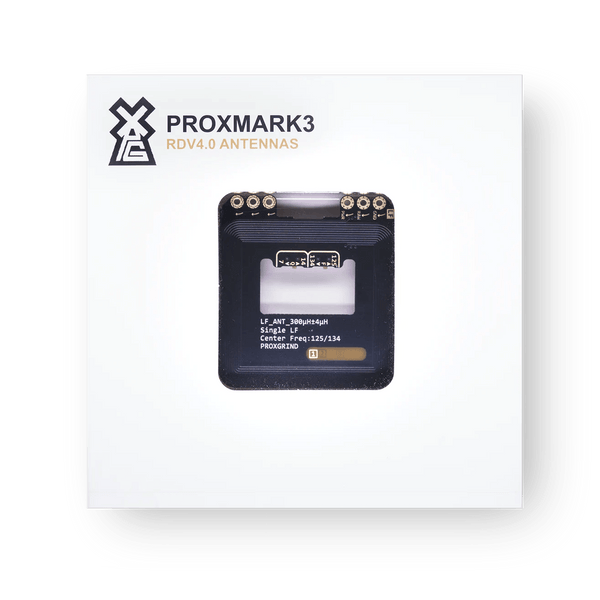 Proxmark 3 RDV4 LF-Antenne in weißer PROXMARK3 RDV4.0 ANTENNAS Verpackung - eine schwarze quadratische Platine mit der Aufschrift LF_ANT 300μH Single LF Center Freq 125/134 und einem Frequenzwahl-Jumper