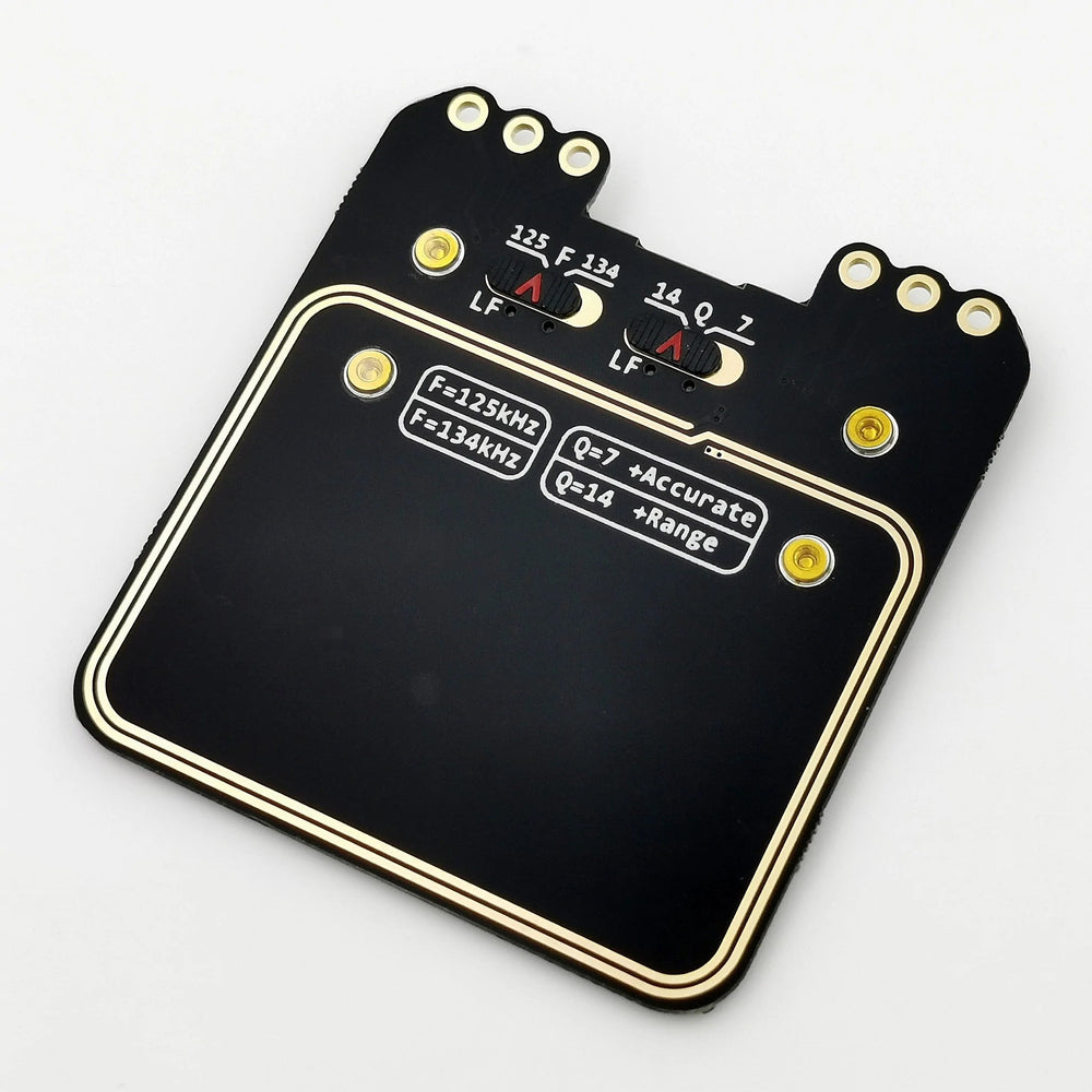 Die Rückseite einer schwarz-goldenen Proxmark 3 RFID-Antenne - goldene Leiterbahnen, zwei Schiebeschalter 125/F/134 und 14/Q/7 mit LF-Kennzeichnung und eine Legende F=125/134kHz, Q=7 +Accurate, Q=14 +Range