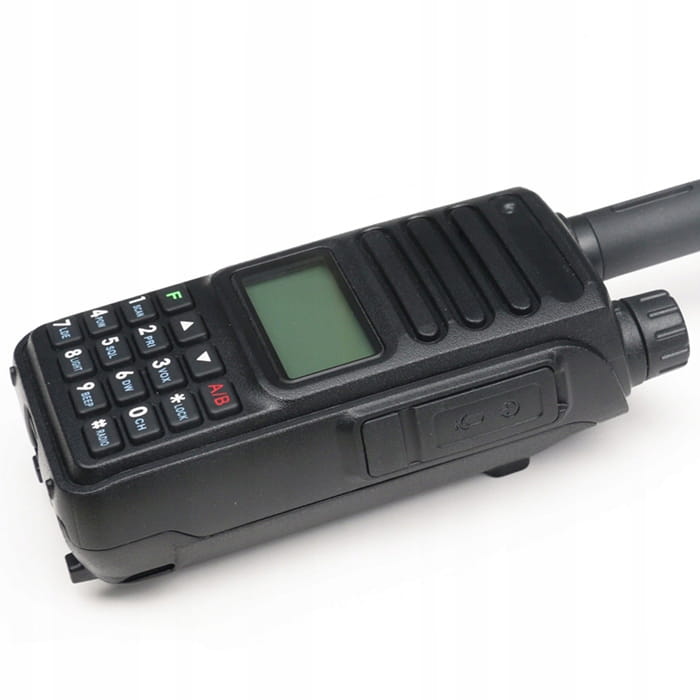 Czarny radiotelefon TYT TH-UV98 z wyświetlaczem, klawiaturą i bocznym portem ładowania USB, ujęcie pod kątem