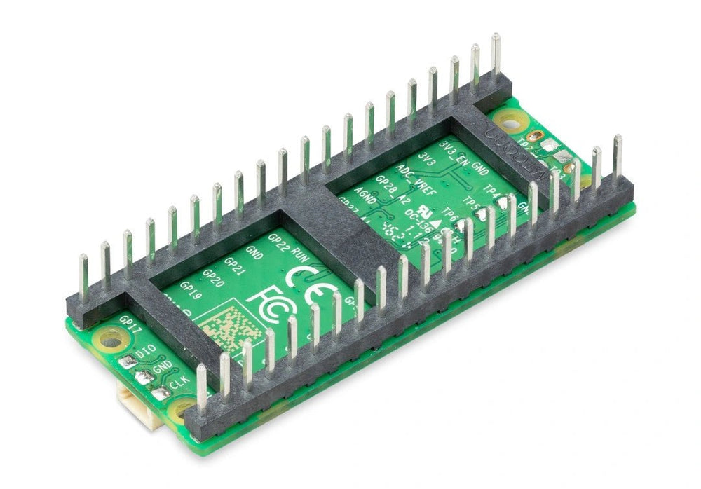 Raspberry Pi Pico H - widok spodu płytki pod kątem z opisami pinów GPIO, sterczącymi pinami goldpin i złączem DEBUG, na białym tle