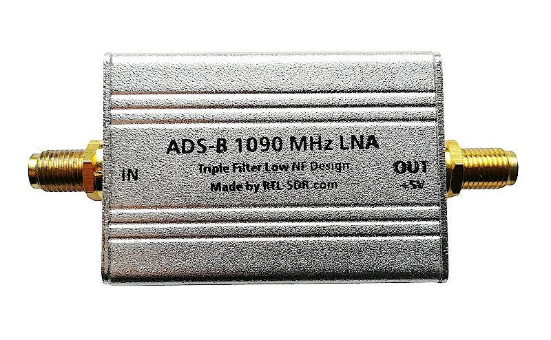 RTL-SDR ADS-B 1090 MHz LNA Vorverstärker - ein silbernes Gehäuse mit SMA-IN- und -OUT-Buchsen, Aufschrift Triple Filter Low NF Design Made by RTL-SDR.com