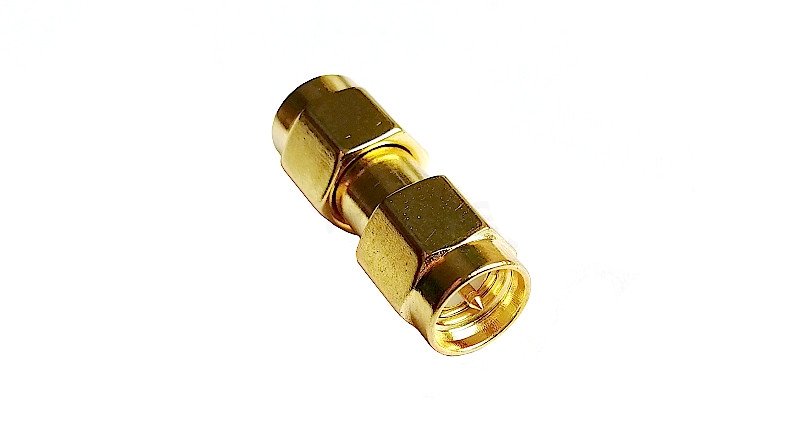 Ein vergoldeter SMA-Stecker-auf-Stecker-Adapter, der dem RTL-SDR-Vorverstärker beiliegt