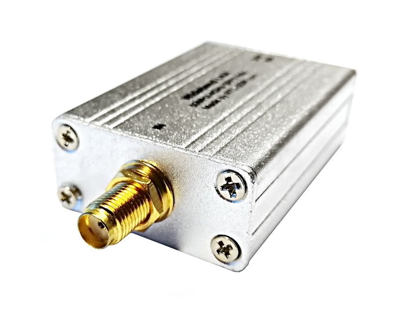 RTL-SDR SPF5189Z Vorverstärker schräg - das silberne Aluminiumgehäuse mit goldener SMA-Buchse und Schrauben