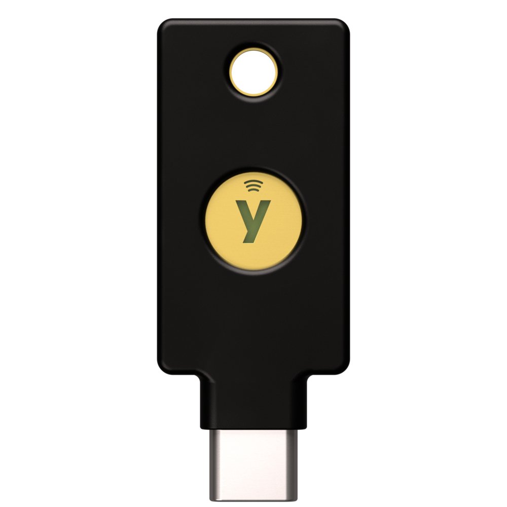 Schwarzer Yubico Security Key C NFC Sicherheitsschlüssel mit USB-C-Stecker, goldener Touch-Taste mit dem y-Logo und NFC-Symbol und einer Schlüsselring-Öffnung