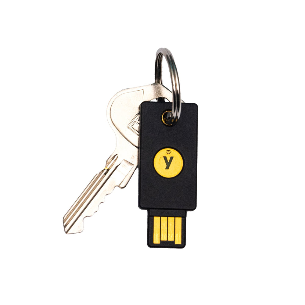 Černý bezpečnostní klíč Yubico Security Key NFC zavěšený na kroužku s klíči, zlaté tlačítko s logem Y