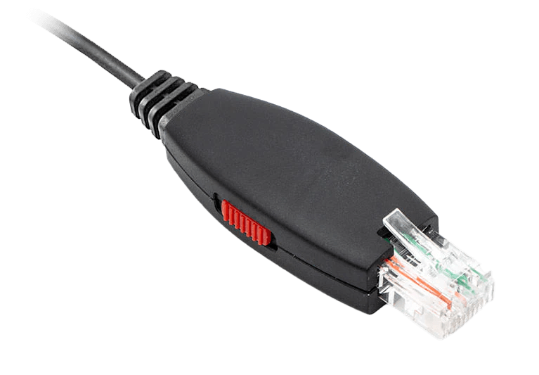 Hak5 Shark Jack z podłączonym kablem zasilającym z tyłu i złączem Ethernet RJ45 z przodu, czerwony przełącznik