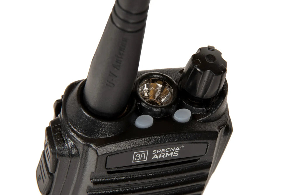 Detail horní strany radiostanice Specna Arms Shortie-82 s anténou U-V, LED svítilny a knoflíky