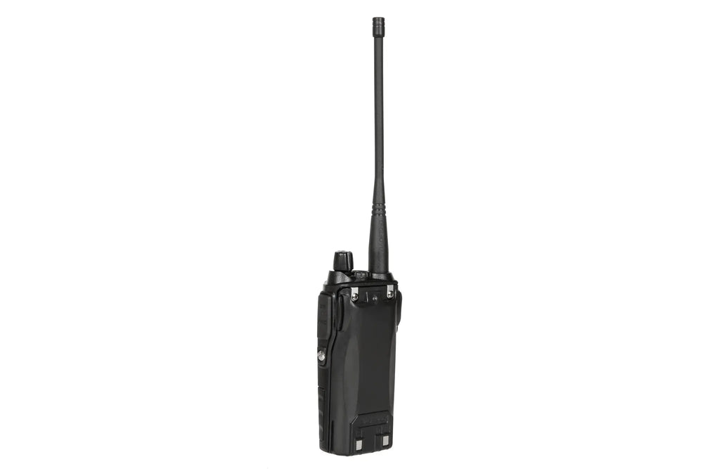 Zadní strana radiostanice Specna Arms Shortie-82 s akumulátorem, sponou na opasek a nabíjecími kontakty