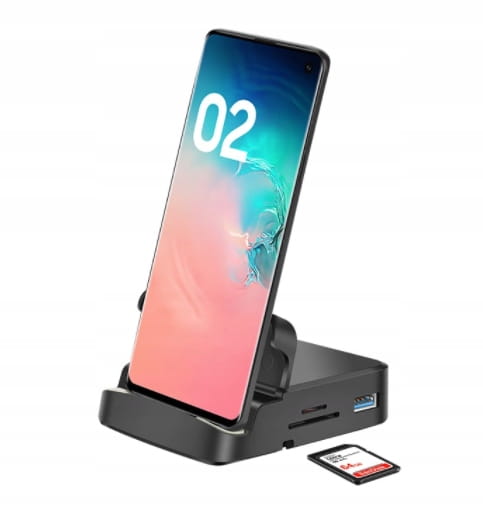 Czarna stacja dokująca HUB z telefonem ustawionym pionowo w doku, na ekranie liczba 02, widoczny port USB-A i sloty na karty SD/microSD z wkładaną kartą SanDisk