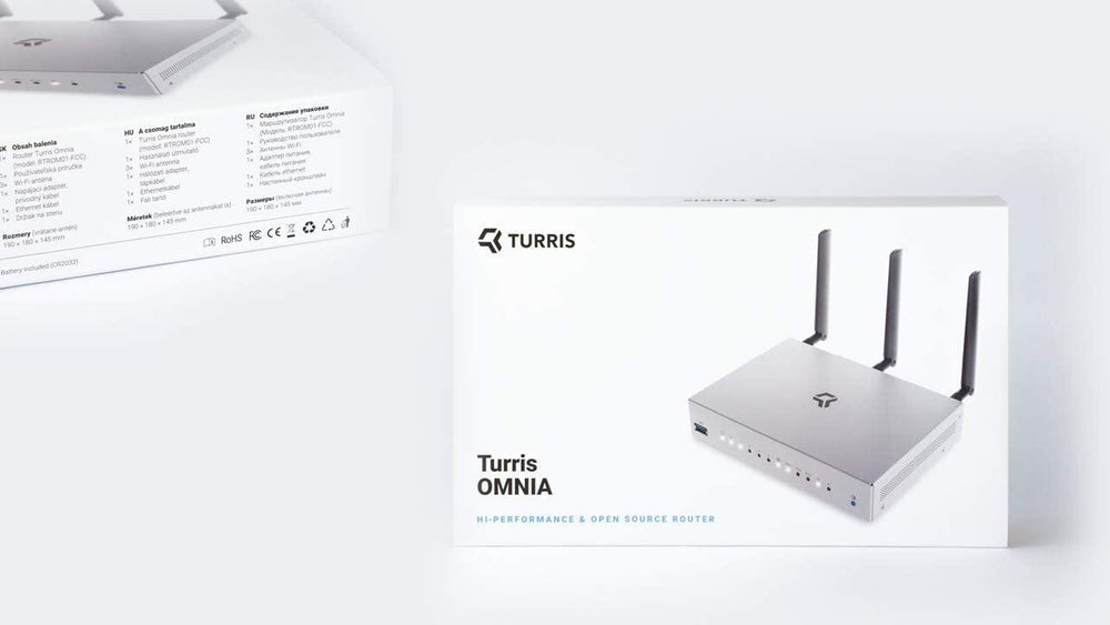 Opakowanie routera Turris Omnia 2020 - białe pudełko z logo TURRIS, hasłem o wysokowydajnym routerze open-source i zdjęciem urządzenia