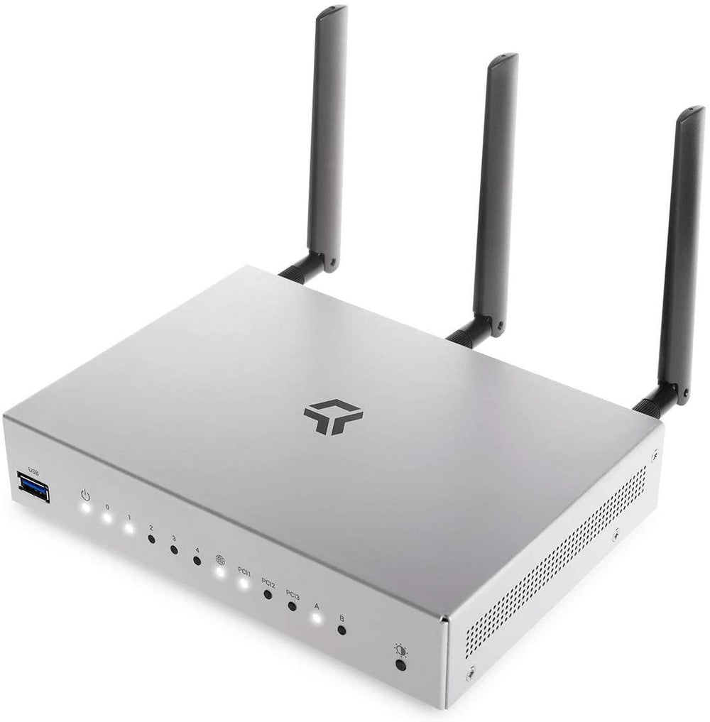 Srebrny router open-source Turris Omnia 2020 w ujęciu pod kątem - trzy rozłożone anteny, logo Turris na górze, przedni panel diod stanu i gniazdo USB 3.0