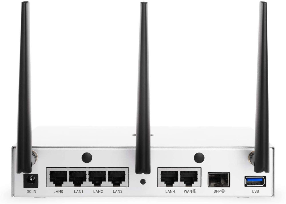 Tylny panel routera Turris Omnia 2020 - gniazdo zasilania DC, cztery porty LAN, LAN4, WAN, slot światłowodowy SFP i USB 3.0, trzy anteny