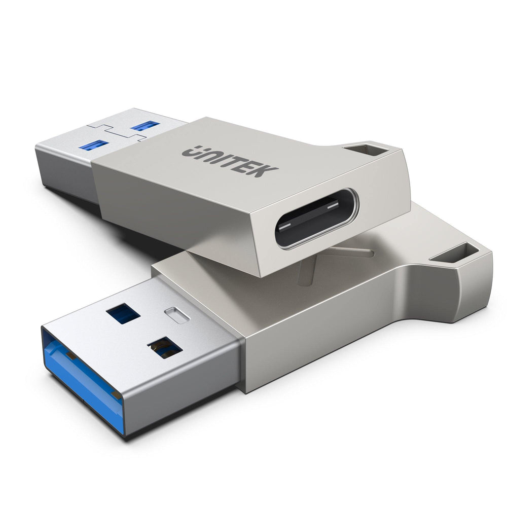 Dwa srebrne metalowe adaptery USB-A na USB-C Unitek, widoczny wtyk USB-A i gniazdo USB-C, logo UNITEK