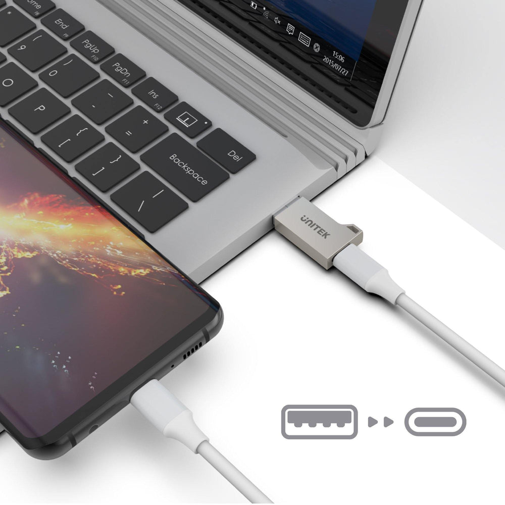 Adapter USB-A na USB-C Unitek w porcie USB-A laptopa z kablem USB-C do smartfona, ikona konwersji USB-A na USB-C