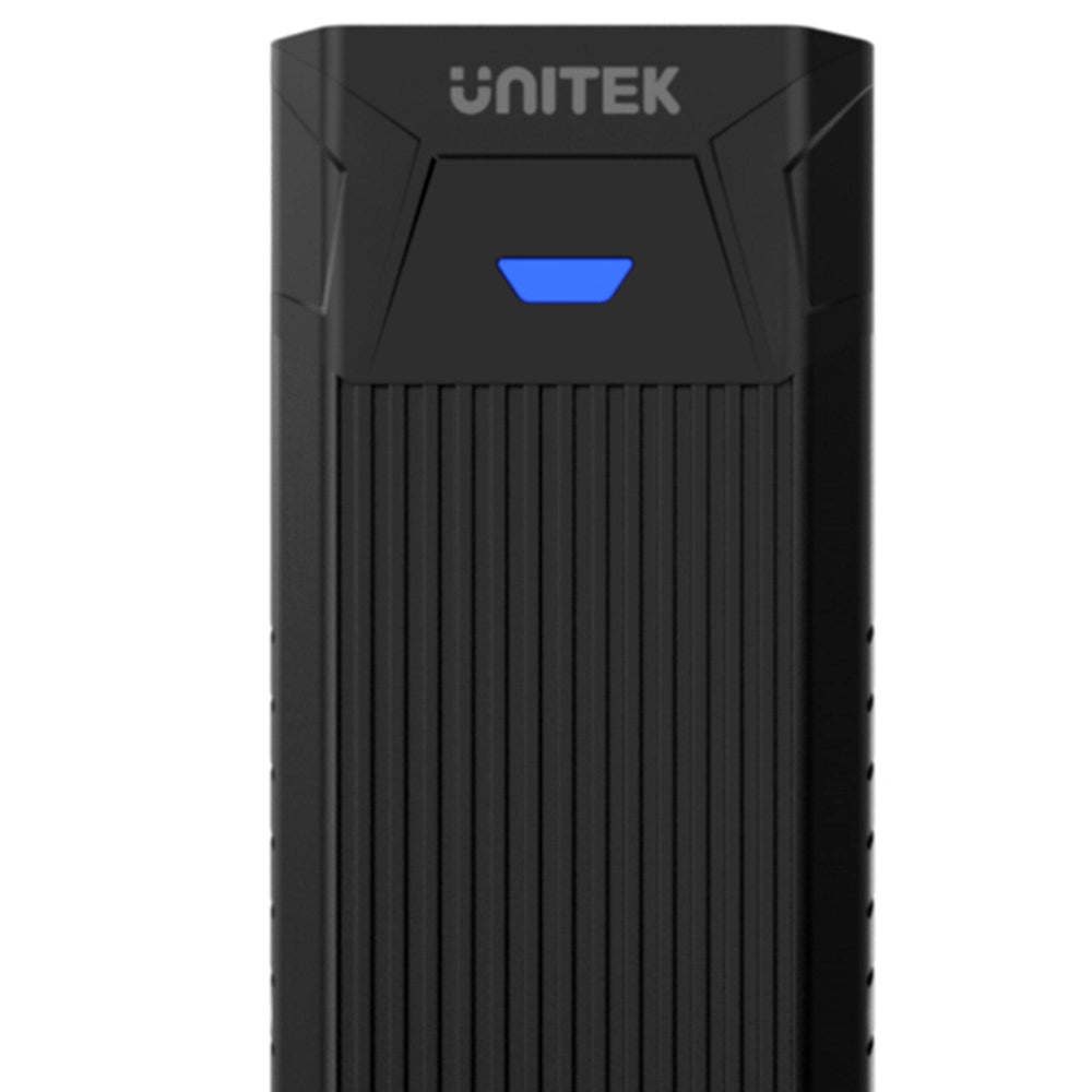Nahaufnahme der Oberseite des schwarzen Unitek M.2 Laufwerksgehäuses mit UNITEK-Logo, blauer LED und Rippenkühlkörper