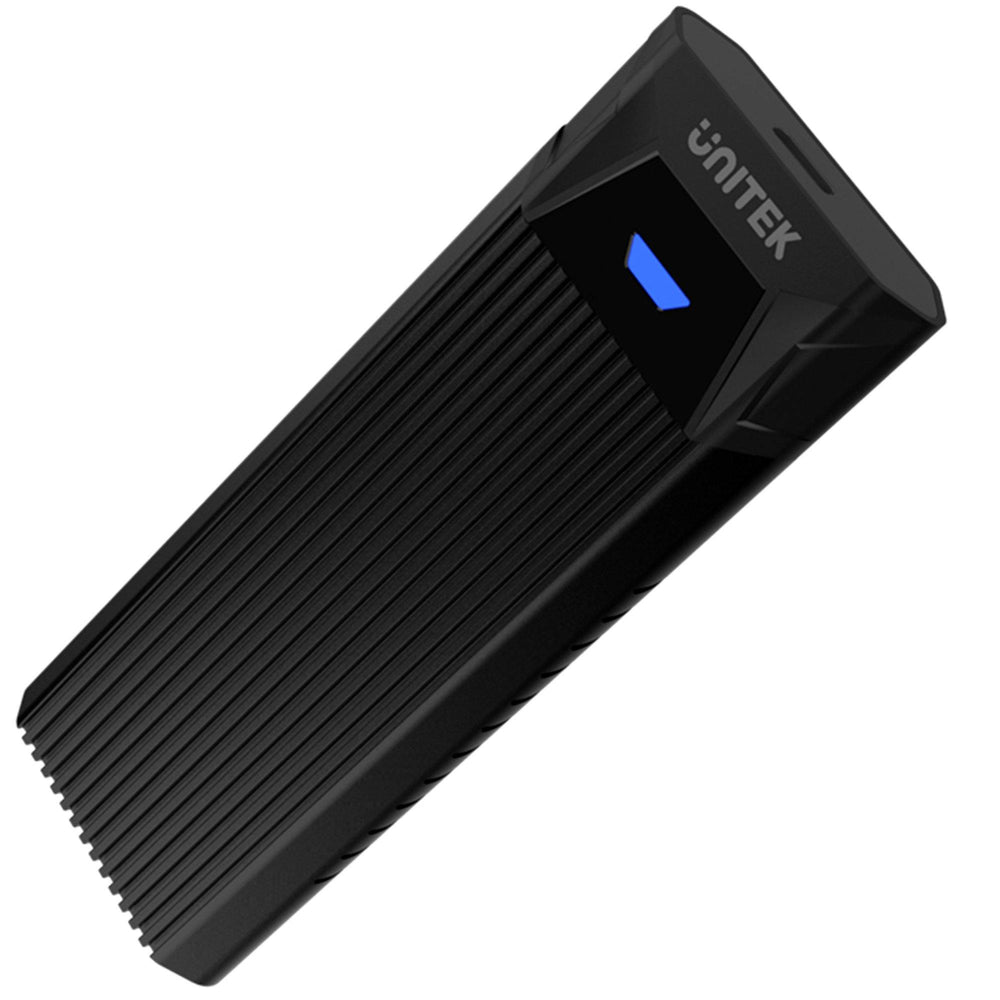 Schwarzes Unitek M.2 Laufwerksgehäuse mit Kühlkörper und blauer LED, Winkelansicht mit sichtbarem USB-C-Anschluss