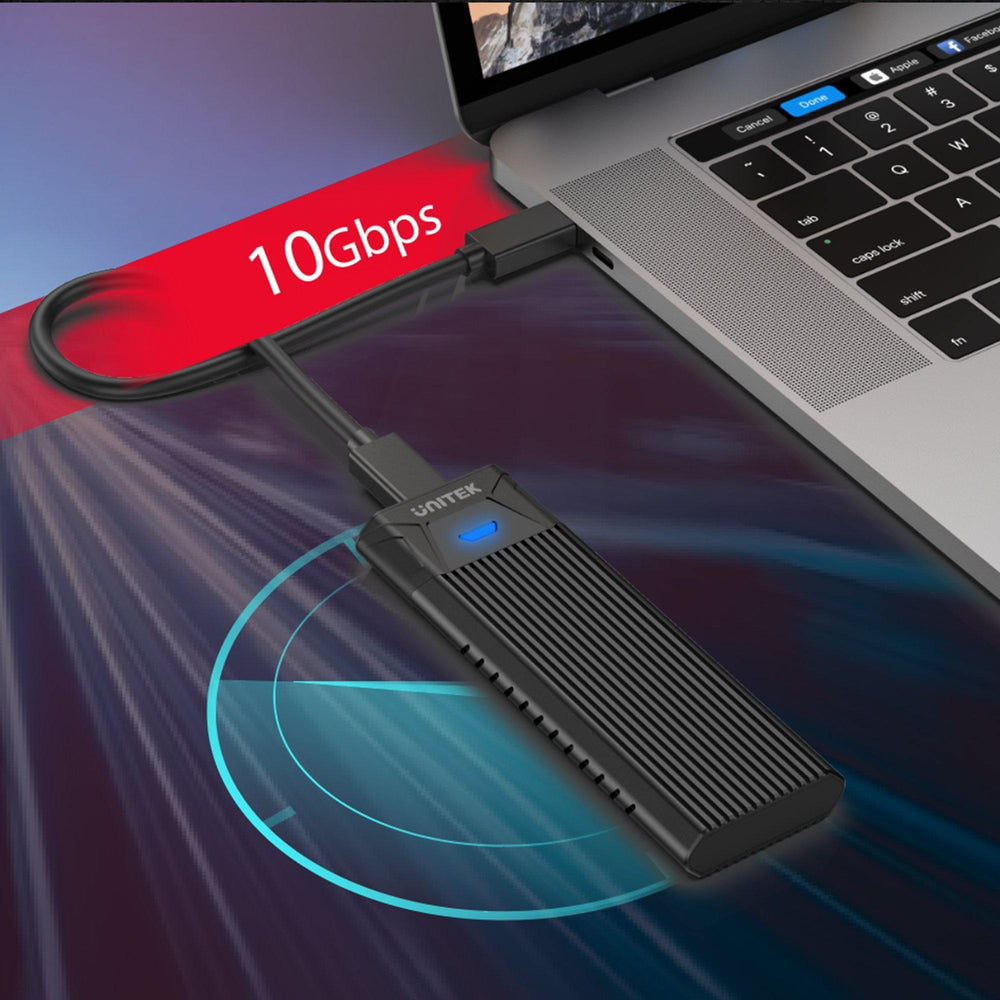 Unitek M.2 Laufwerksgehäuse per USB-C-Kabel mit einem MacBook verbunden, 10-Gbps-Geschwindigkeitskennzeichnung