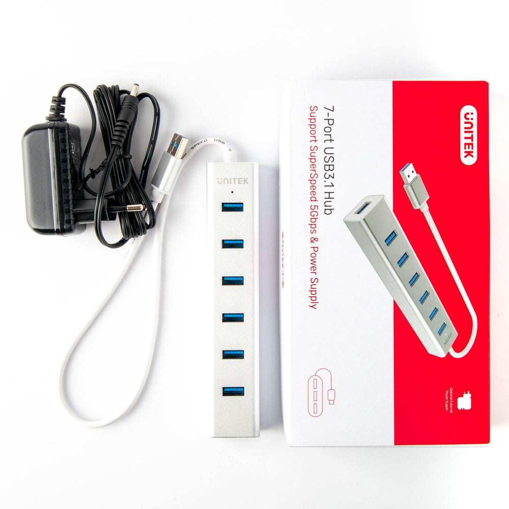 Contents of the Unitek Y-3090 hub kit - hub, power adapter and white-red 7-Port USB3.1 Hub box