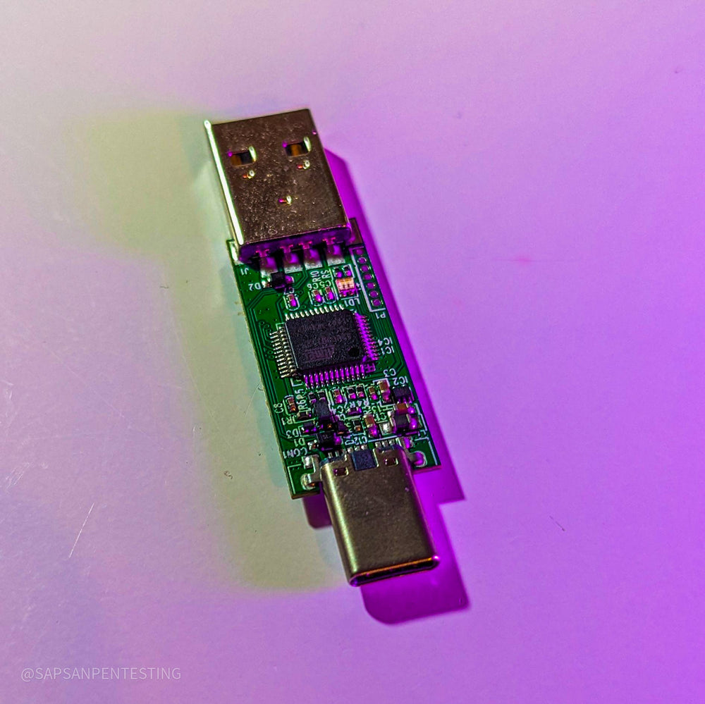 Крупный план платы USB Rubber Ducky V2 от Hak5 со стороны микроконтроллера - интегральная схема, разъёмы USB-A и USB-C, фиолетовое освещение