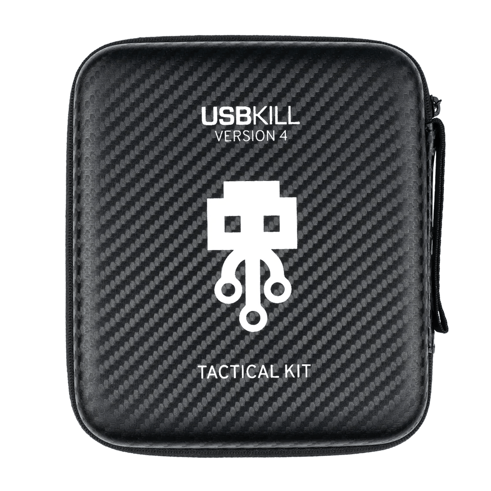 Zavřené čtvercové černé pouzdro USBKill V4 Kit s texturou uhlíkových vláken, bílým nápisem USBKILL VERSION 4, logem chobotnice USBKill a nápisem TACTICAL KIT, s černým zipem, na bílém pozadí