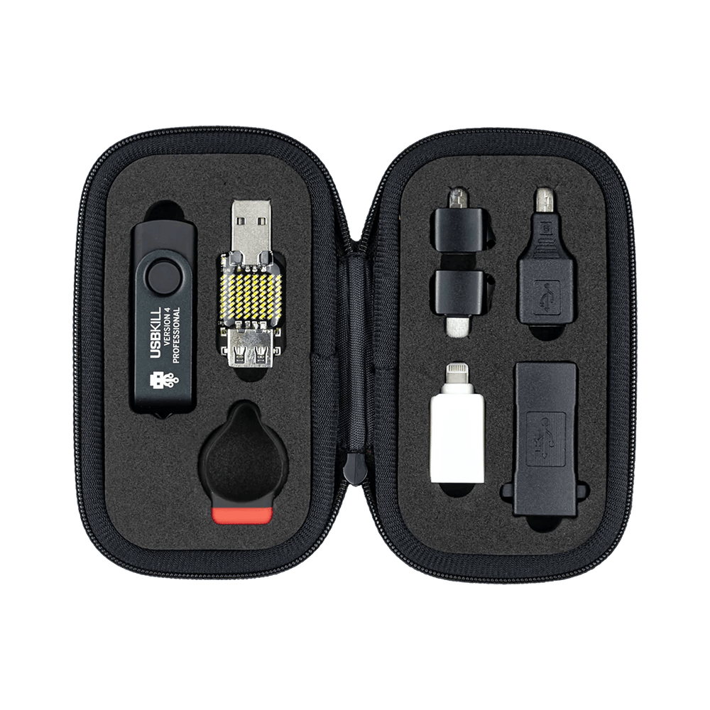 Otevřené malé černé pouzdro USBKill s USB klíčem USBKill Version 4 Professional, testerem se žlutým opleteným kabelem a několika adaptéry USB, bílým Lightning a micro-USB uloženými v černé pěně