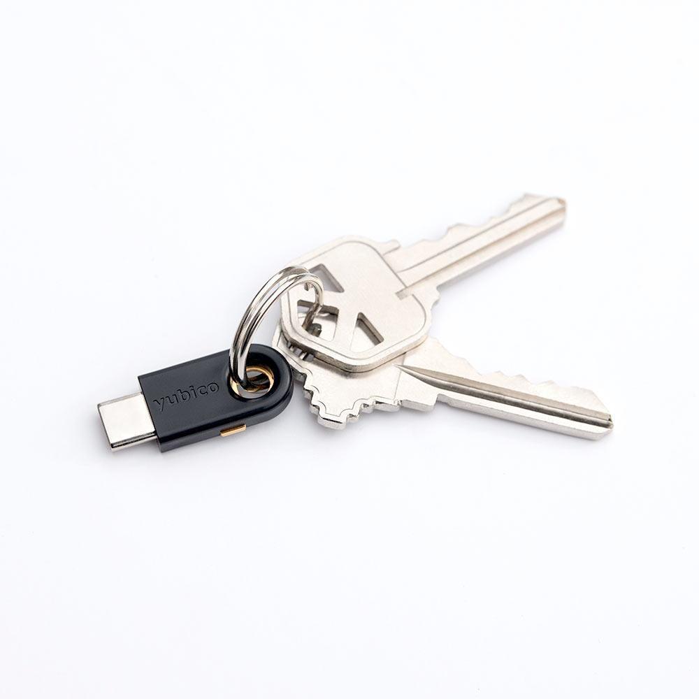 Schwarzer YubiKey 5C Sicherheitsschlüssel mit USB-C-Stecker an einem Schlüsselring mit Schlüsseln, yubico-Schriftzug